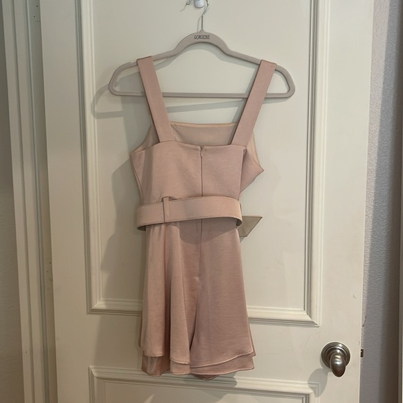 Dallas boutique champagne colored romper. Size xs. Worn once, so cute! - Picture 2 of 3